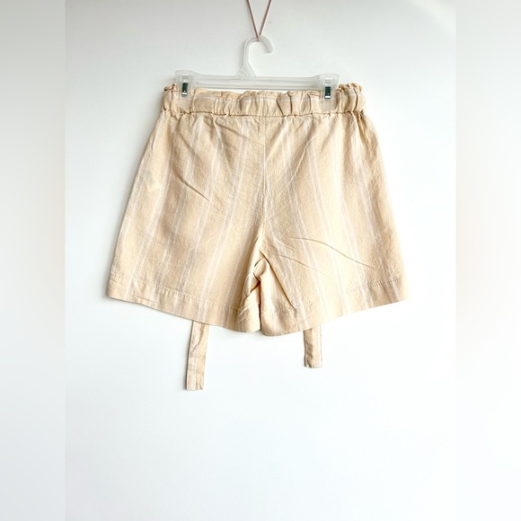 BNWT Linen and cotton blend high waisted shorts, small - Picture 2 of 2